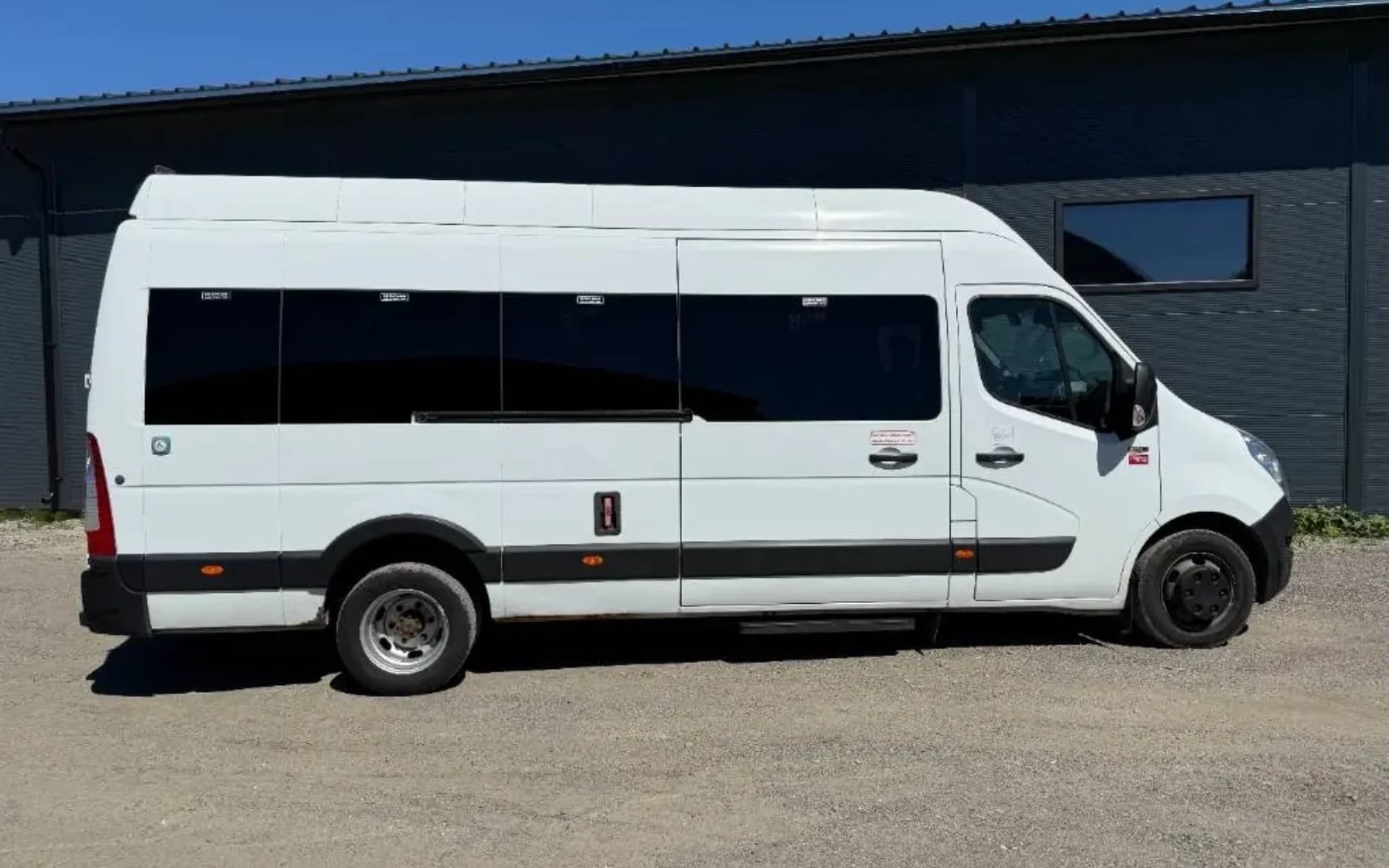 Renault Master minibuss med plass til 16 passasjerer